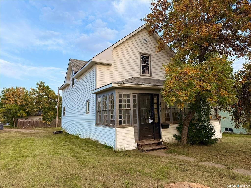 Property Photo: 577 Central Avenue N SK S9H 0L8