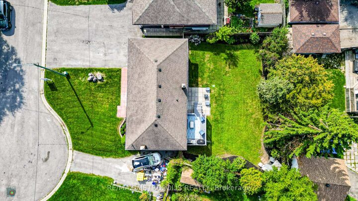 Property Photo: 592 Carlyle Court ON L1H 6S2
