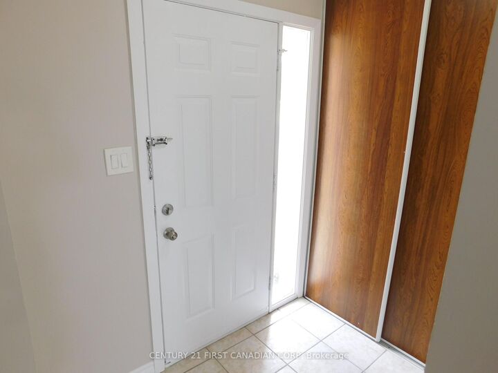 Property Photo:  500 Osgoode Drive 2  ON N6E 2G9 