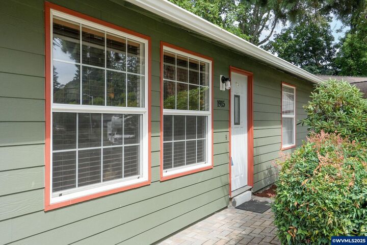 Property Photo: 1915 Allendale Wy NE OR 97303