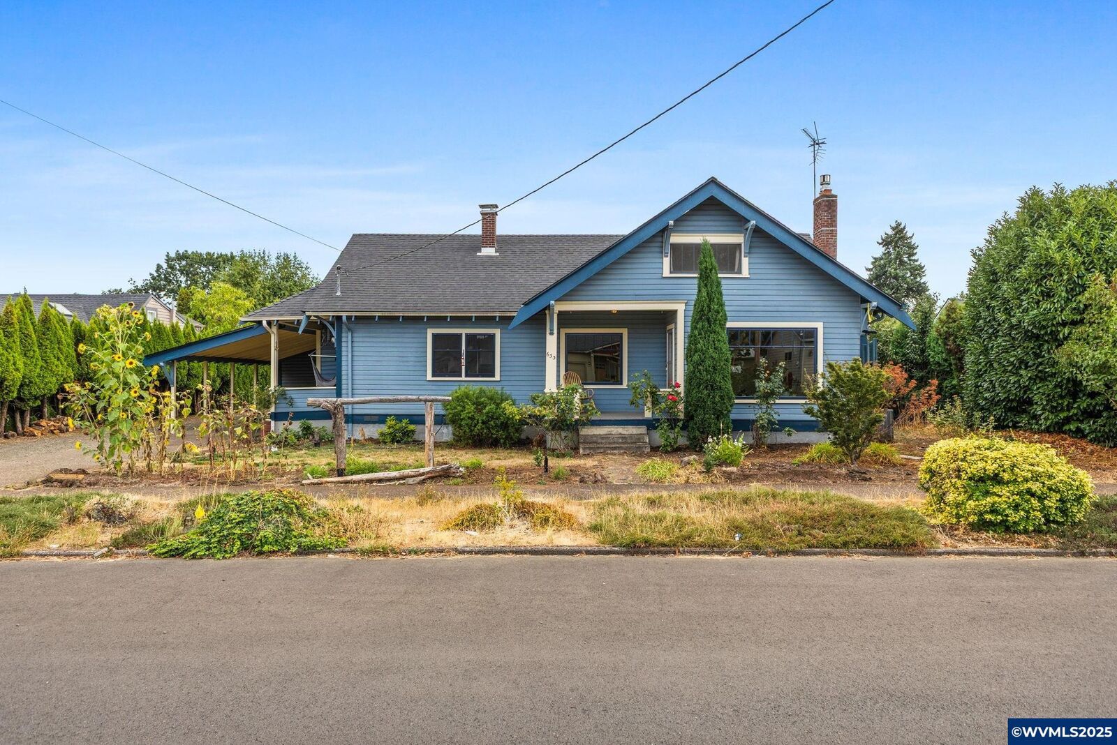 Property Photo:  633 SE Ash St  OR 97338 