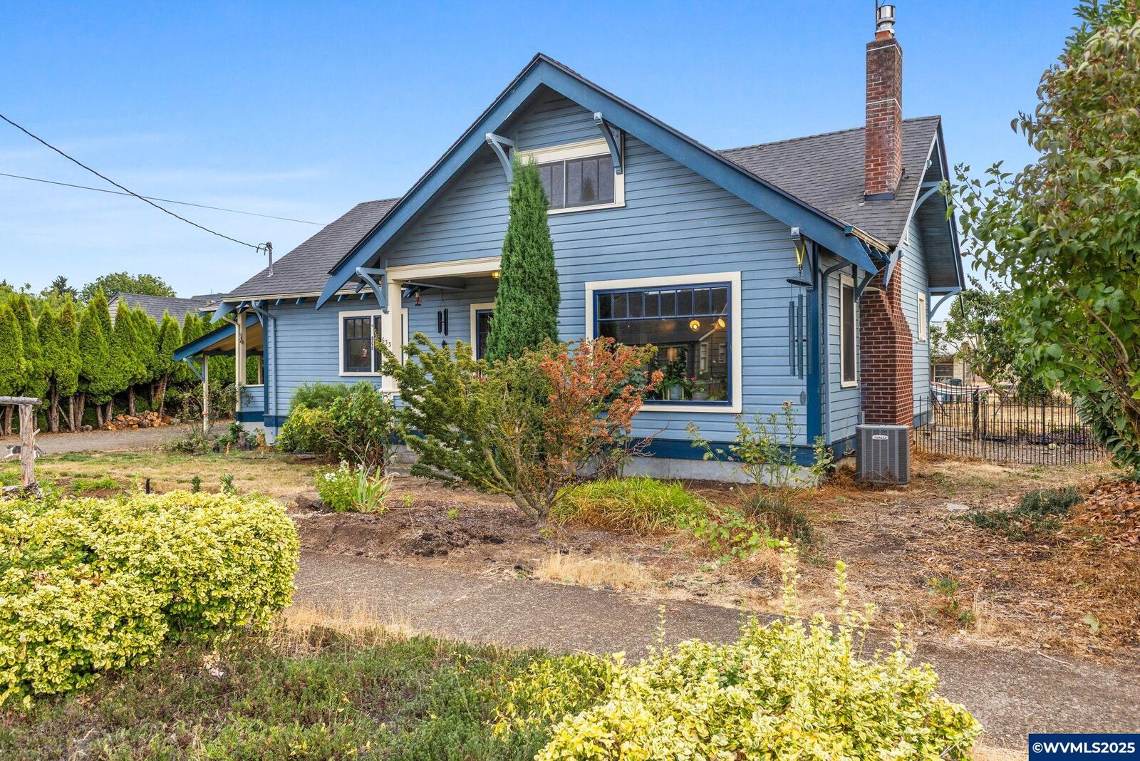 Property Photo:  633 SE Ash St  OR 97338