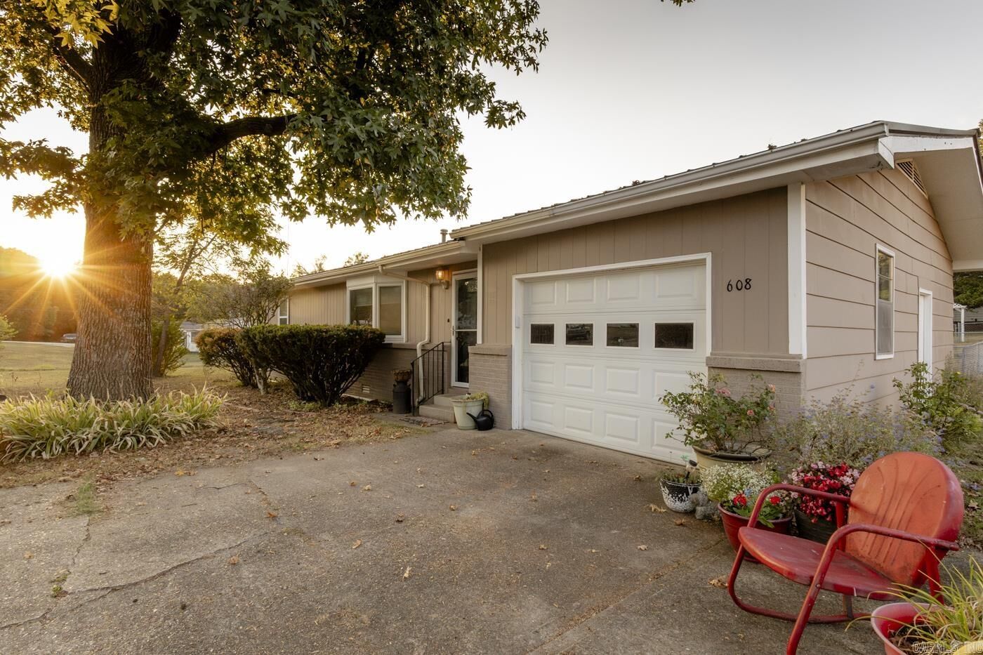 Property Photo:  608 Oak Street  AR 72635 