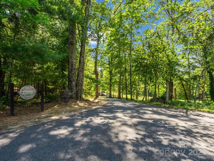 Property Photo:  1050 Hunting Country Road  NC 28782 