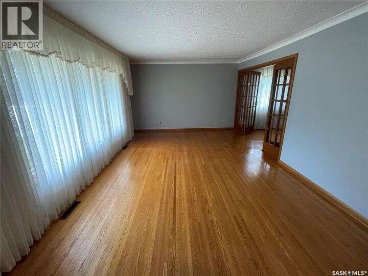 Property Photo:  2202 Ewart Avenue  SK S7J 1Y2 