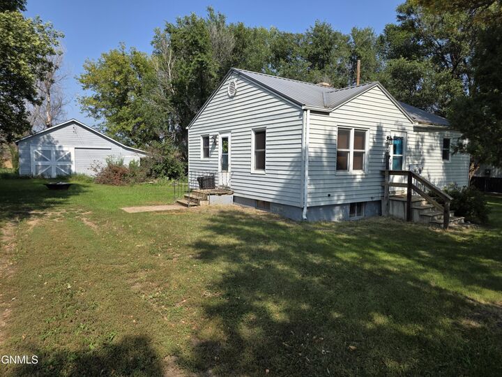 Property Photo:  324 2nd Avenue W  ND 58535 