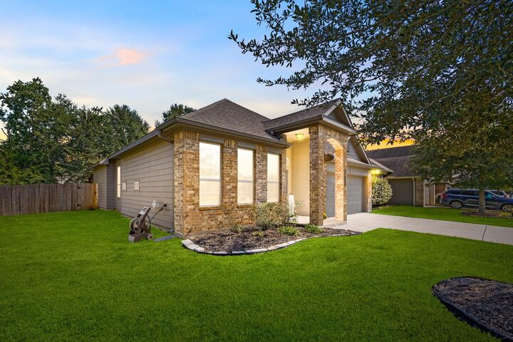 Property Photo:  1917 Briar Grove Drive  TX 77301 