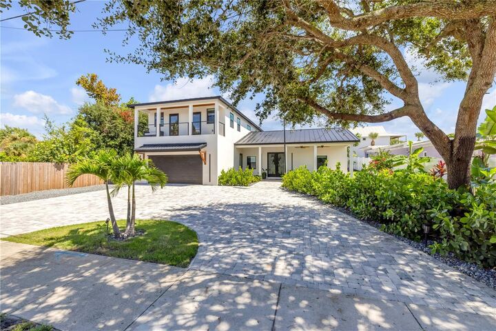 Property Photo: 1707 N Peninsula Avenue FL 32169