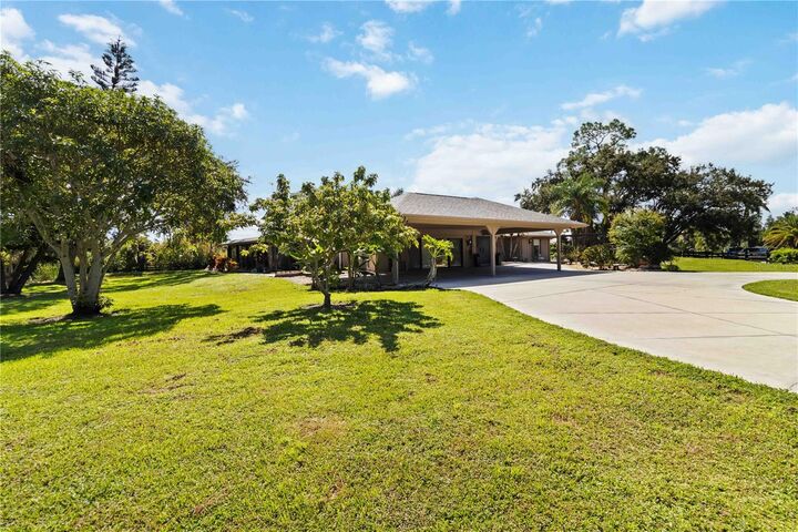 Property Photo: 701 Eaglenook Way FL 34229