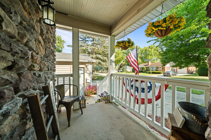 Property Photo:  727 Rogers Ct  WI 53147 