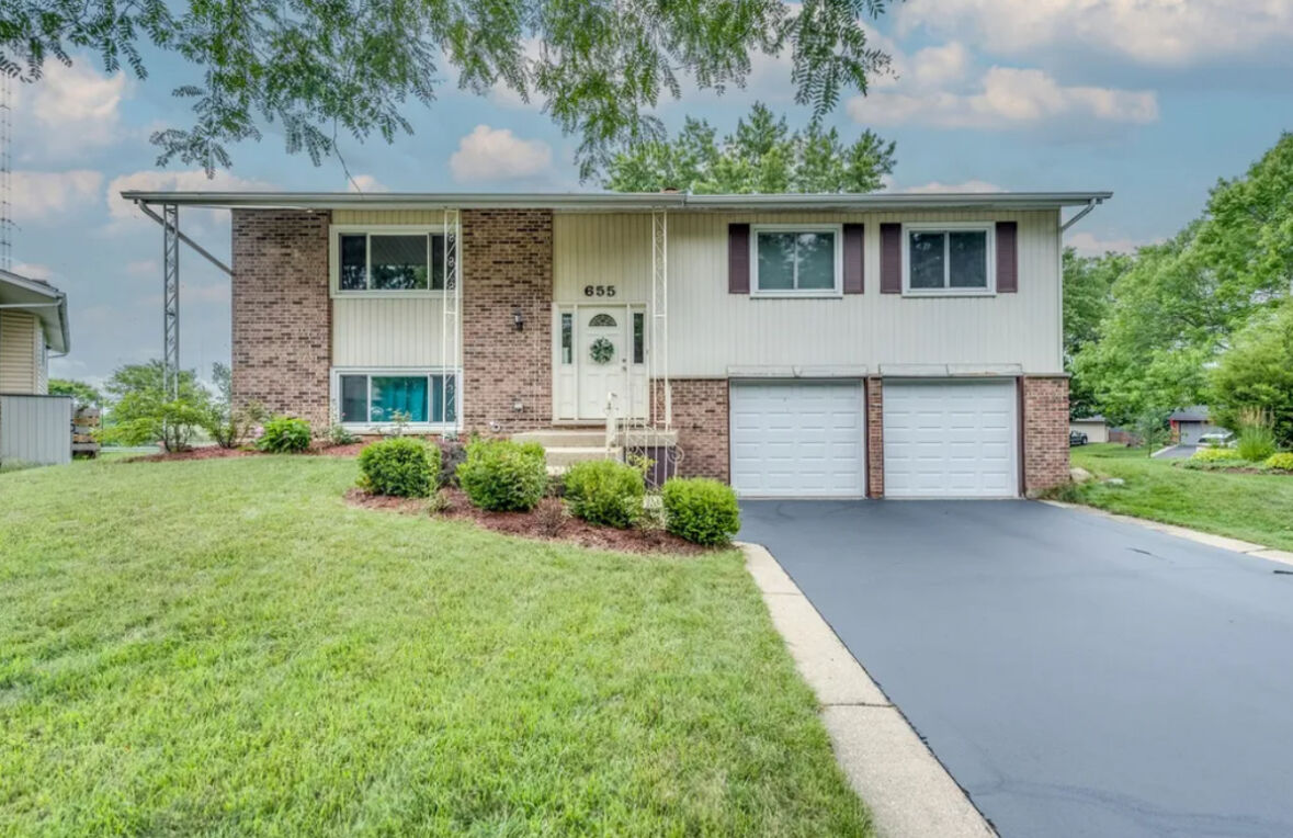 Property Photo: 655 Oklahoma Circle IL 60007