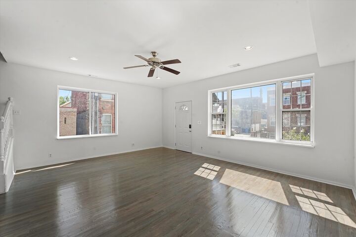 Property Photo: 1156 W 19th Place 2 IL 60608
