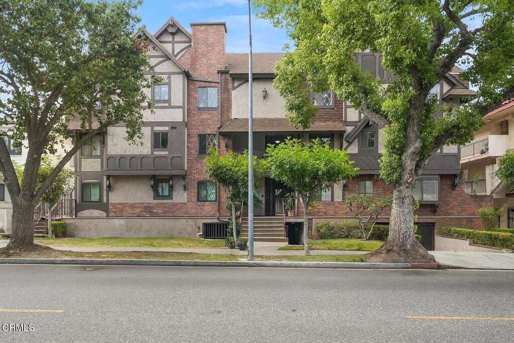 Property Photo:  366 W California Avenue 6  CA 91203 