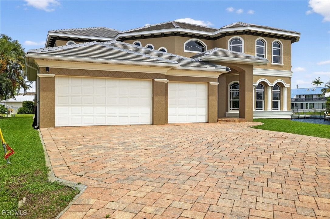 Property Photo:  2123 SE 25th Lane  FL 33904 