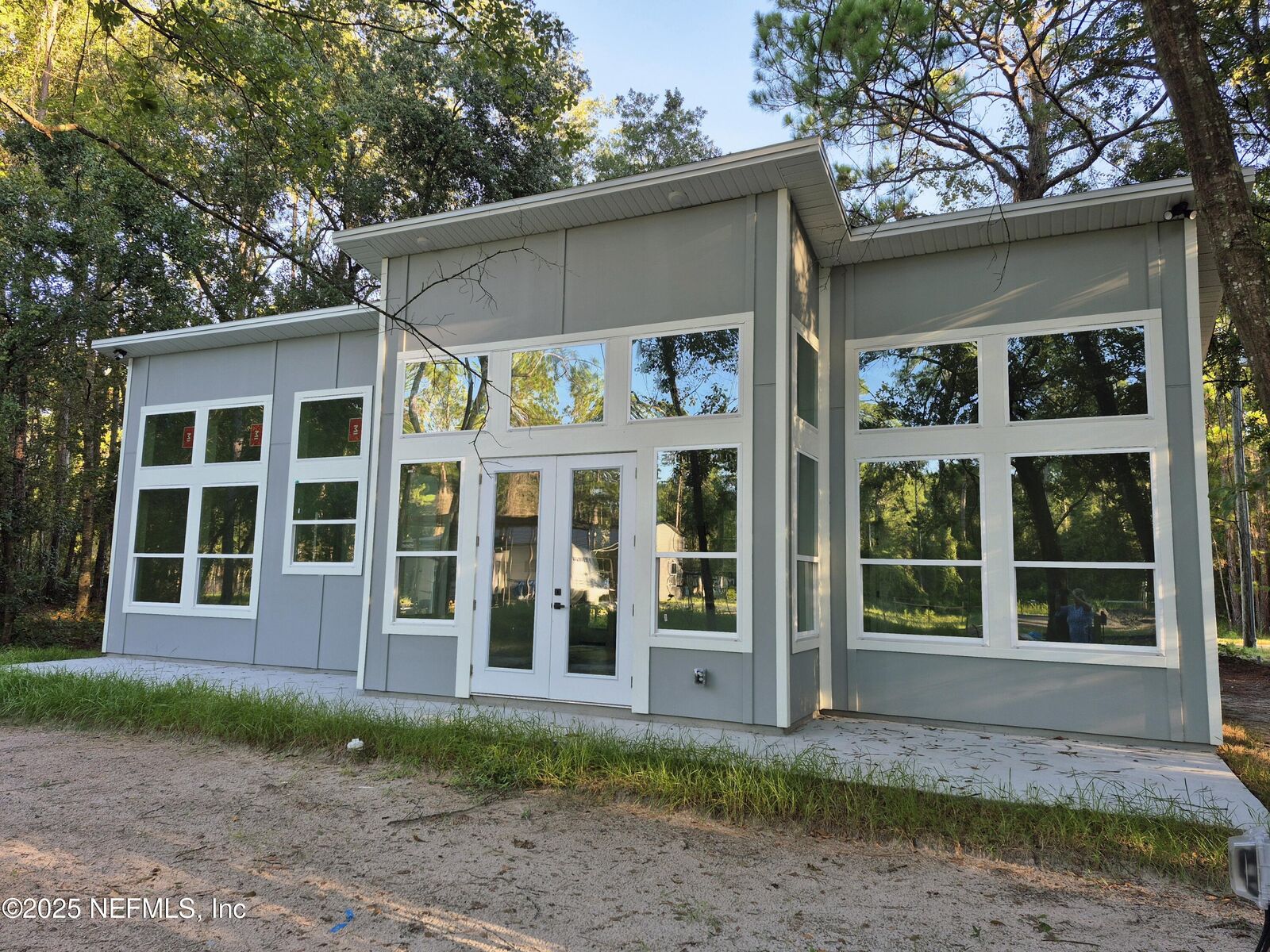 Property Photo: 225 Gardenia Avenue FL 32139