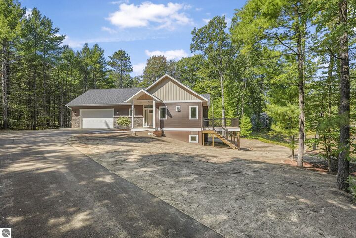 2266 Arbutus Ridge Drive  Traverse City MI 49684 photo