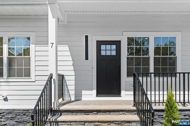 Property Photo:  7 Swan Road  NJ 07039 
