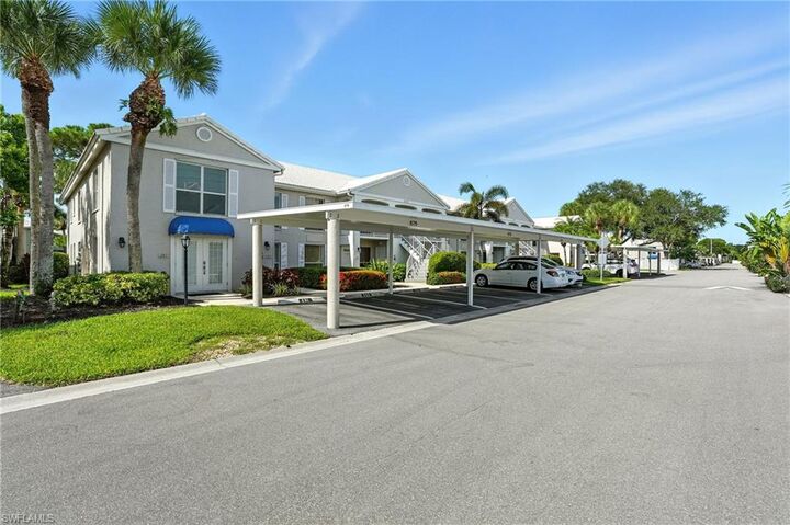 Property Photo: 876 Gulf Pavilion Dr 201 FL 34108