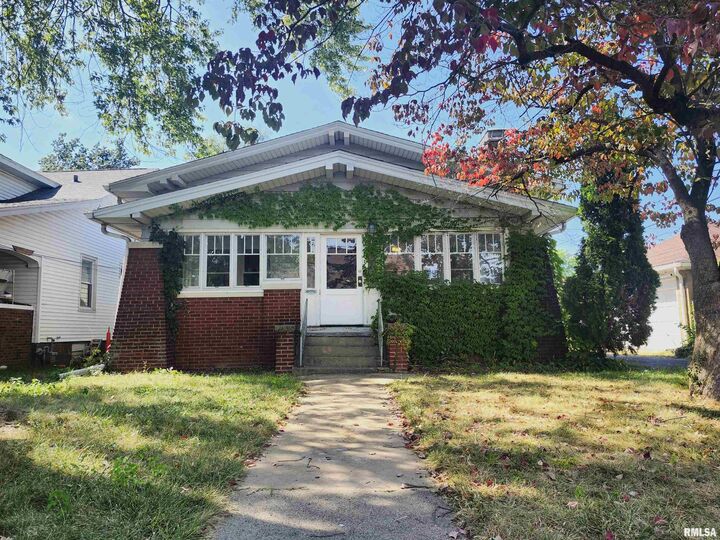 Property Photo:  2625 N Linn Street  IL 61604 