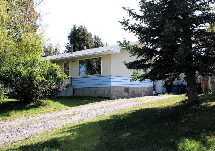 Property Photo: 205 6 Avenue NE AB T0M 1X0