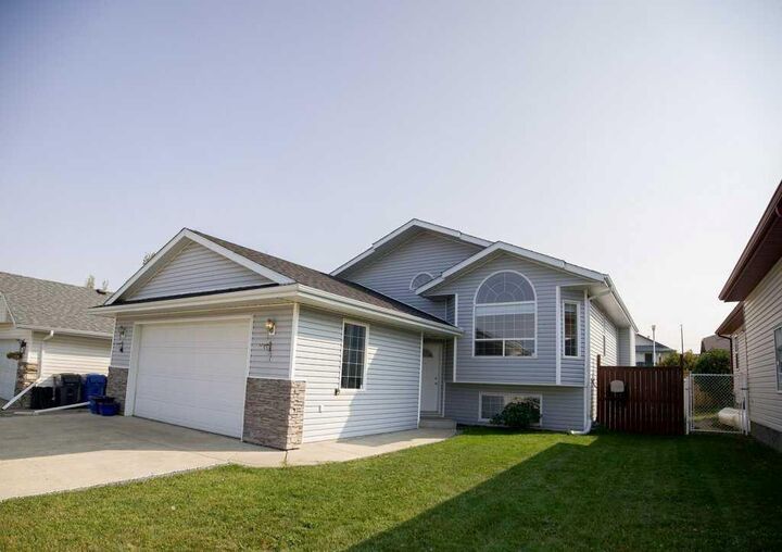 Property Photo: 7 Langford Cres. Crescent AB T4R 2X1