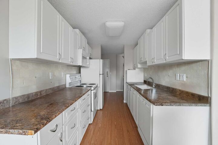Property Photo:  25 Robinson Avenue 205  AB T0M 1R0 