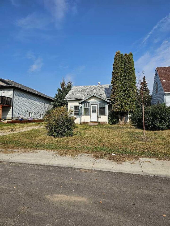 Property Photo: 9304 107 Avenue AB T8V 1K6