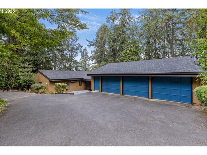 Property Photo:  1993 Fircrest Dr  OR 97403 