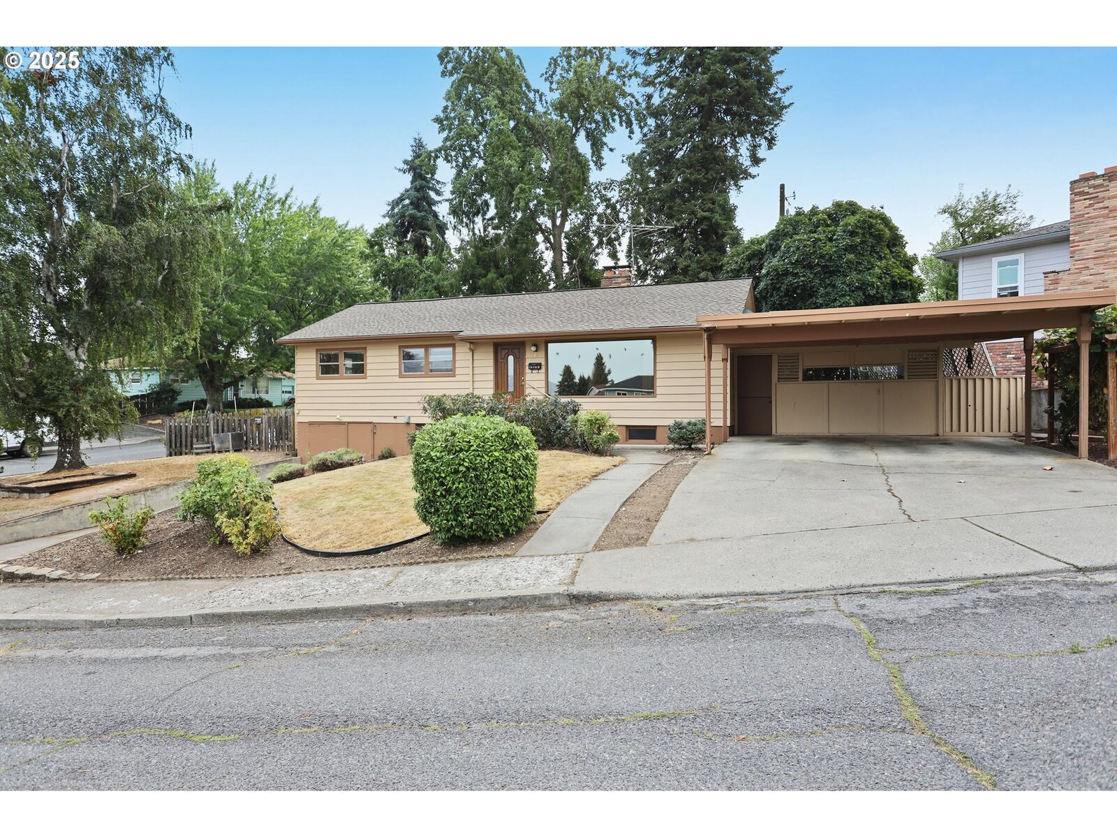 Property Photo:  716 E 20th St  OR 97058 