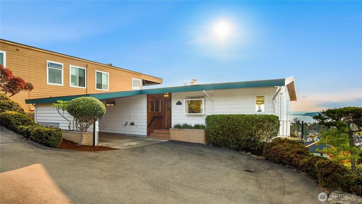 Property Photo: 3326 58th Avenue SW WA 98116
