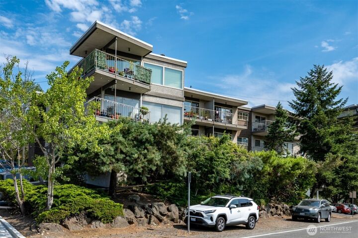 Property Photo:  401 NE 40th Street  WA 98105 