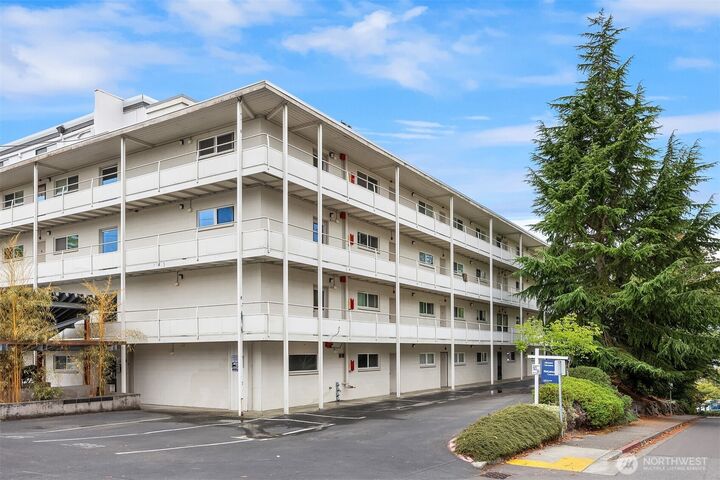 Property Photo:  201  2nd Street S 103  WA 98033 