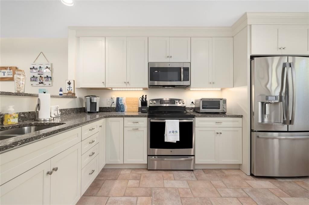 Property Photo: 6 Pendleton Place RI 02882