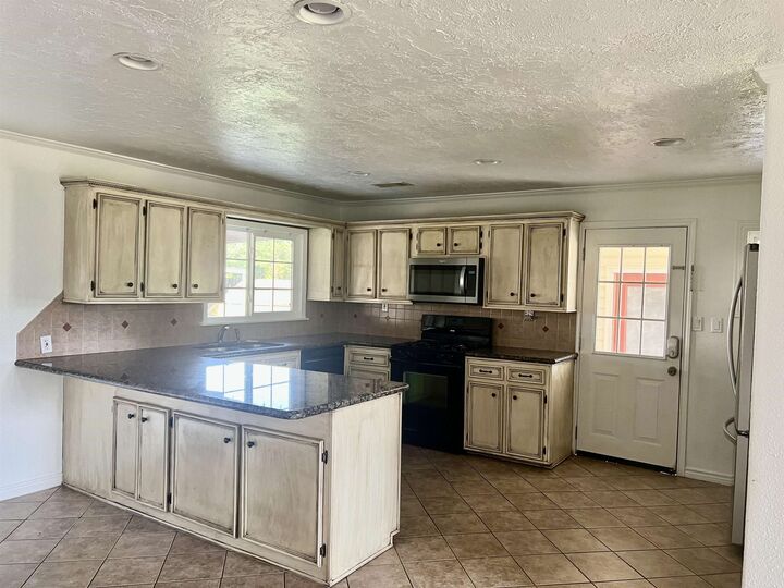 Property Photo:  1318 Herring Ave  TX 77651 
