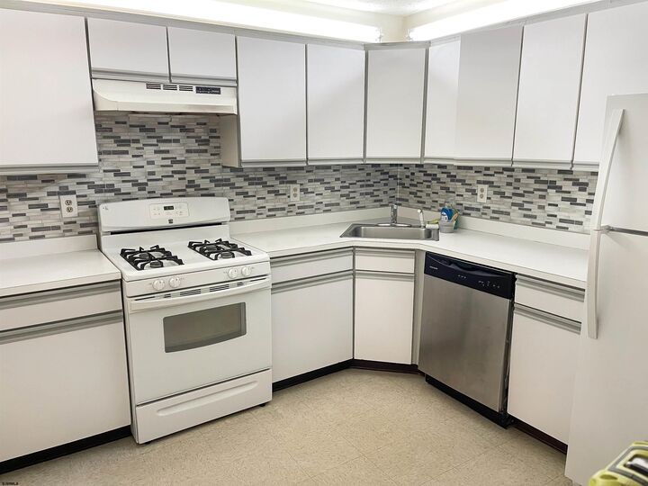 Property Photo:  22 Colonial Ct 22  NJ 08205