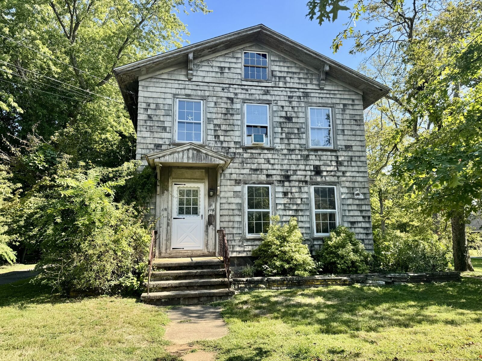 Property Photo:  174 Whitfield Street  CT 06437 