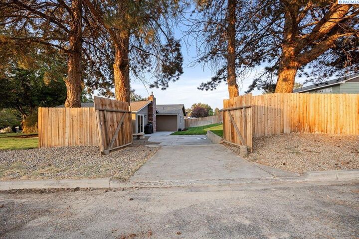 Property Photo:  3403 S Hartford St  WA 99337 