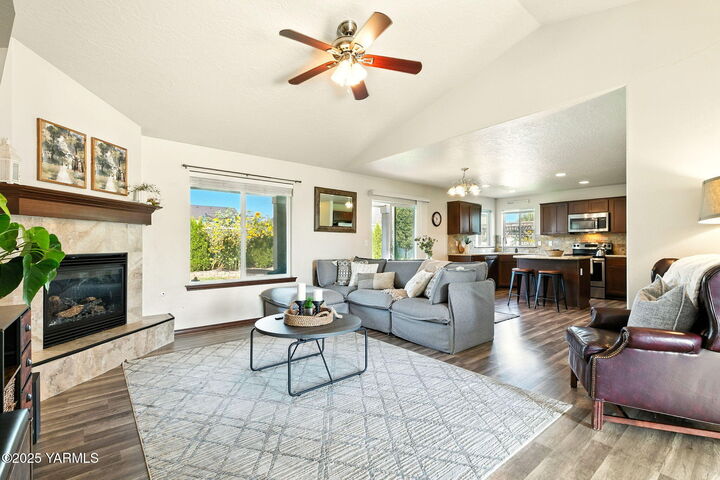 Property Photo: 2102 S 60th Ave WA 98903