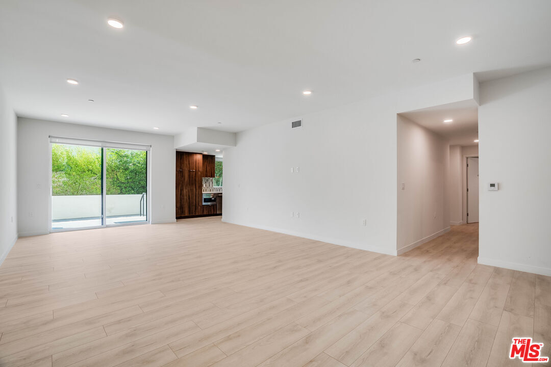 Property Photo:  1021 S Shenandoah St  CA 90035 