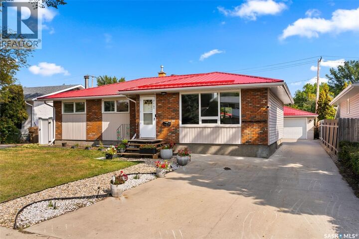 Property Photo:  315 McIntosh Street N  SK S4R 5A1 