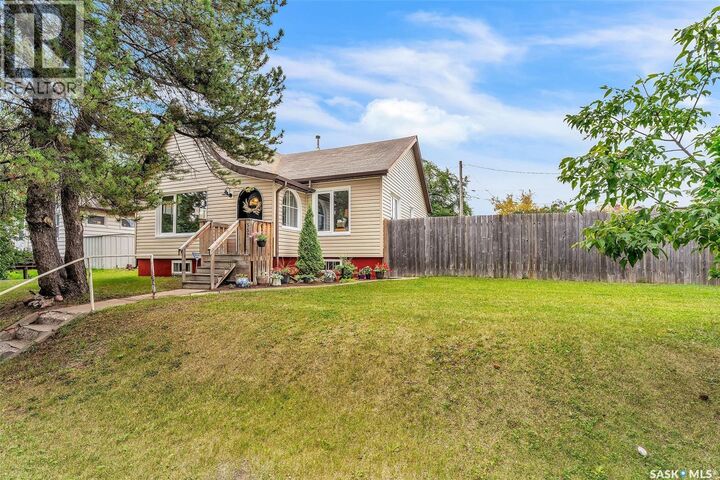 Property Photo:  557 13th Street W  SK S6V 3G8 