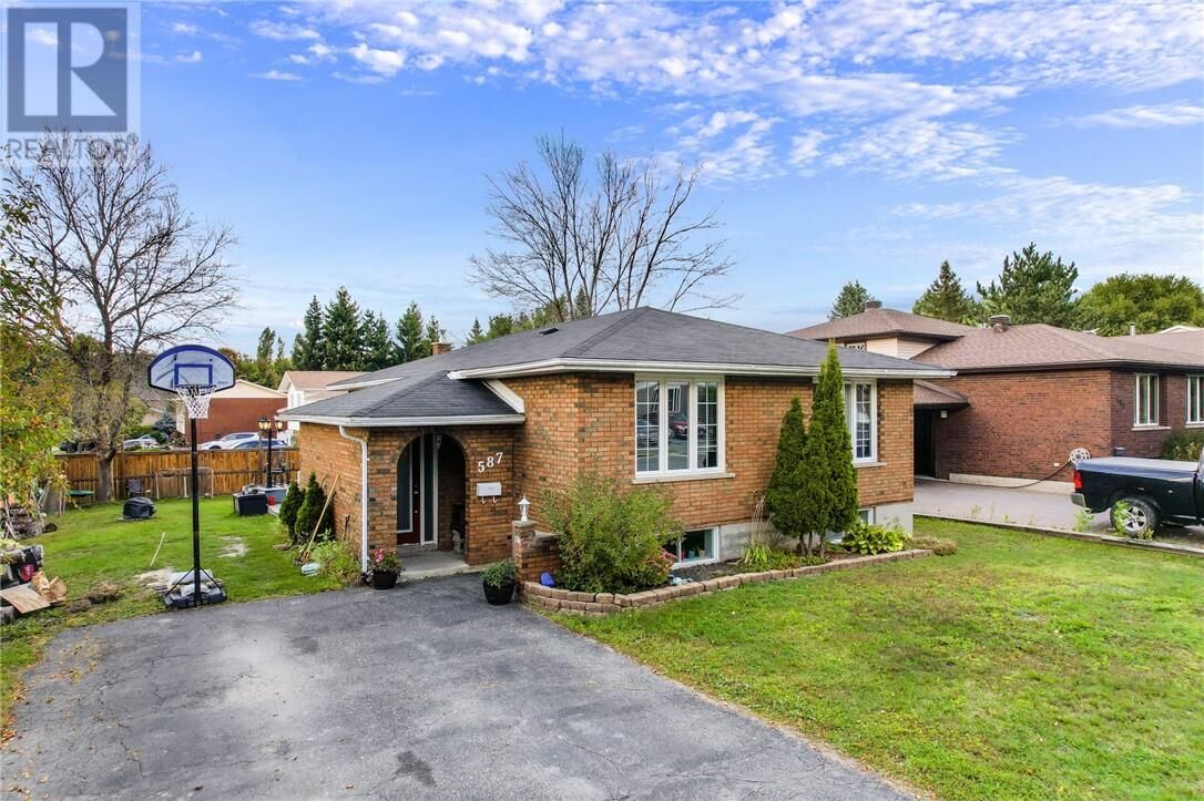 Property Photo:  587 Beatrice Crescent  ON P3A 5B4 