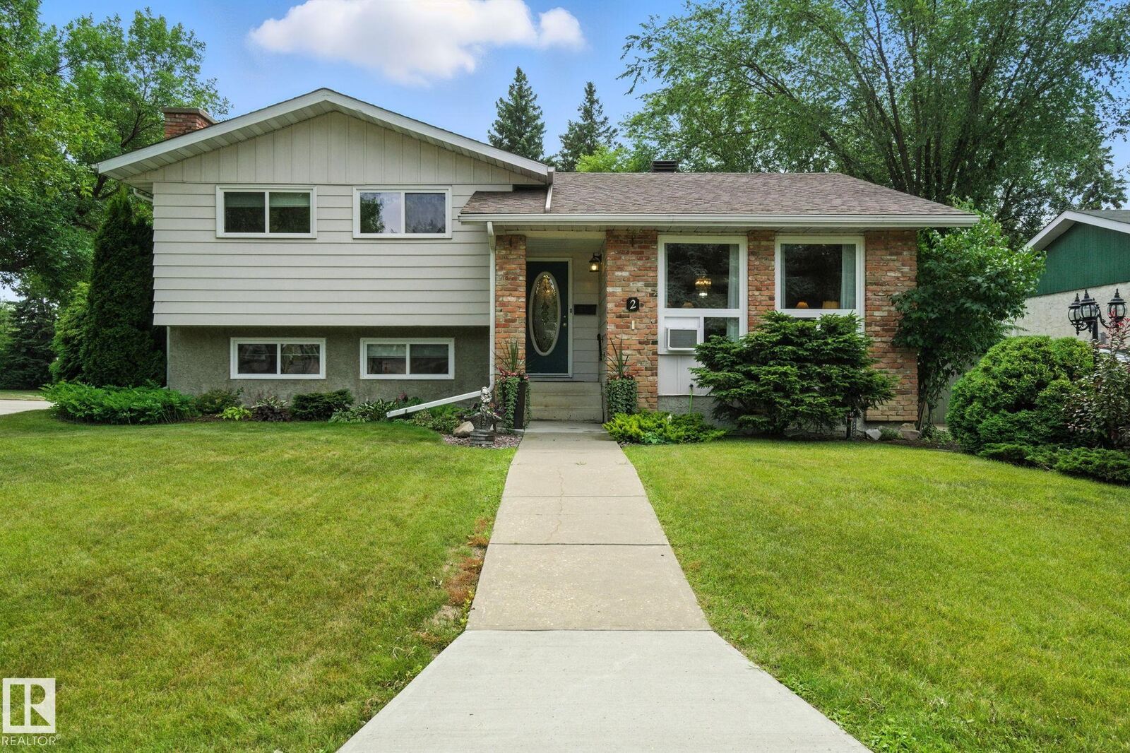 Property Photo:  2 Laydon Drive  AB T8N 2N2 
