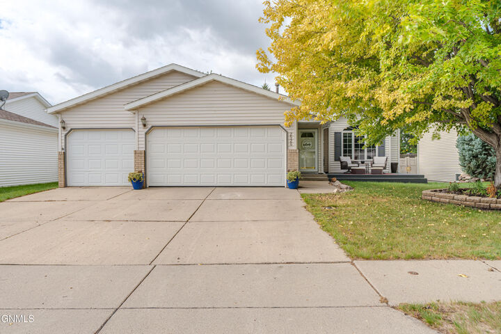 2526 Berkshire Drive  Bismarck ND 58503 photo