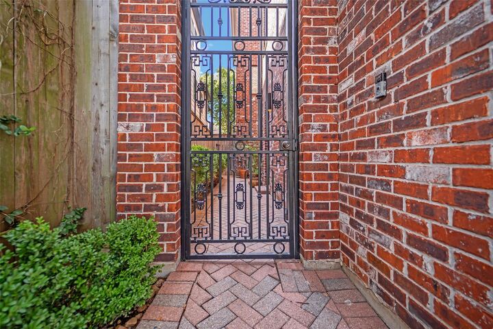 Property Photo:  1812 Driscoll Street  TX 77019 