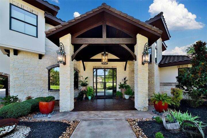 Property Photo:  2 Highclere Park Drive  TX 77379 