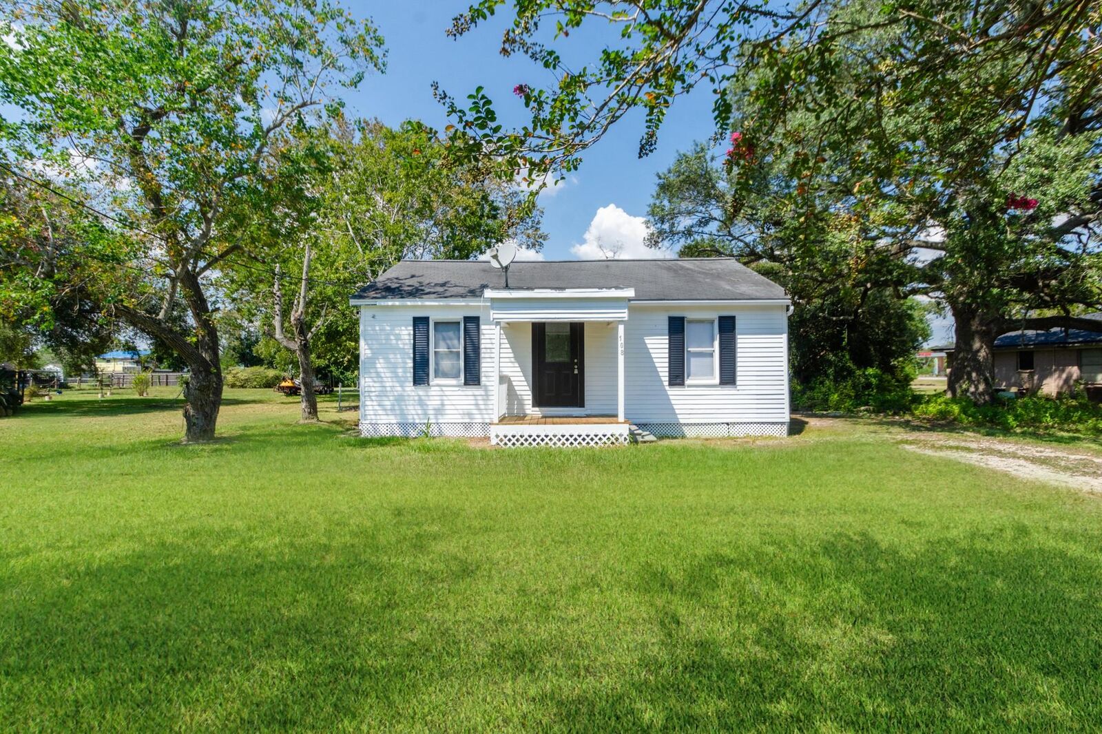 Property Photo:  108 Lostracco Street  TX 77515 