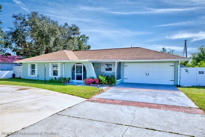 Property Photo:  906 Corvette Avenue  FL 33872 