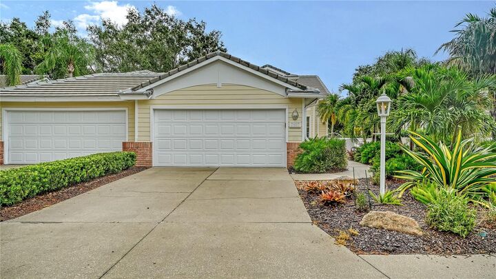 Property Photo:  7607 Whitebridge Glen  FL 34201 