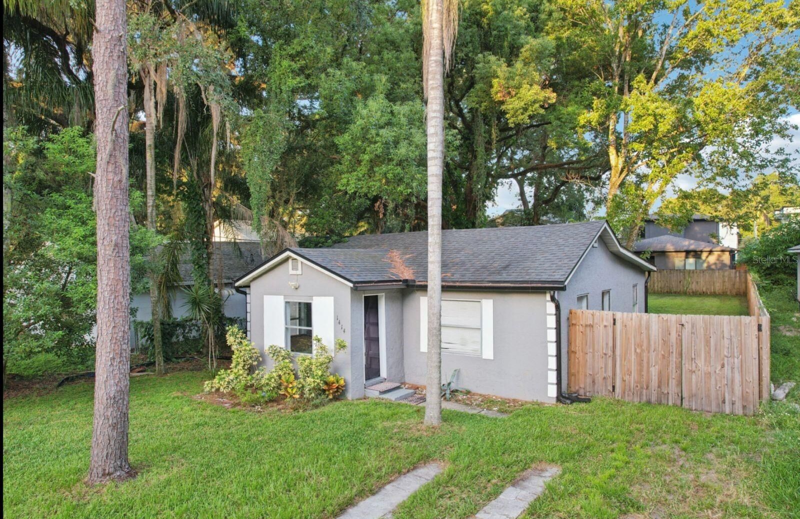 Property Photo: 1414 Warwick Place FL 32806